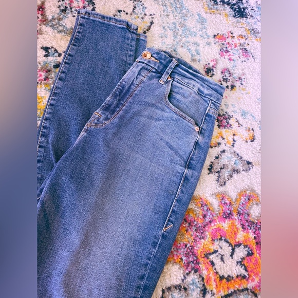 Like New: Good American Good Waist 28/6 Jeans (Retail $149) - Picture 5 of 6